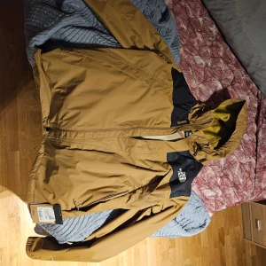 The North face Antora Jacket - Säljer en vindjacka från the north face i storlek M. Den är helt ny och alla lappar finns kvar. Vid frågor är det bara att kontakta mig.