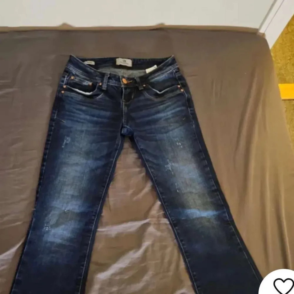 lågmidjade ltb jeans valerie, storlek W26 L30! köpta för 800, använda bara 1 gång, jag säljer dom för att dom är lite för små, priset kan diskuteras❤️. Jeans & Byxor.