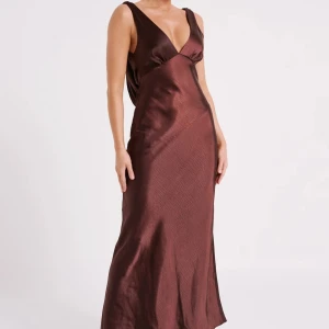 Fantastisk klänning  - Välsydda klänning som sitter så vackert på! Materialet och färgen på tyget är otroligt. Planerades av ha som brudtärneklänning, endast provad.  Klänningens längd (storlek S): 149cm  På bilderna:  Katie är 175 cm/5'9 och bär storlek S.  Nypris: €99