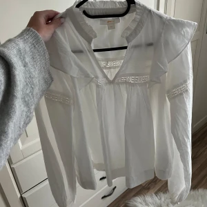 Blus - Superfin vit blus från Gina tricot. Aldrig använd, nyskick. Storlek 170 men passar mig som vanligtvis har s/xs.🩷