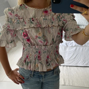 Somrig topp - Super fin somrig topp från H&M. Storlek 44 men jag har vanligtvis 34-36 och tycker den passar precis lika bra💕