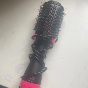 Revolon air brush - Märks att den är använd men funkar lika bra ändå!! Och jag är hygienisk lovar att den inte är snuskig❤️❤️ kan mötas upp i norra-centrala sthlm annars står ni för frakten, pris kan diskuteras 