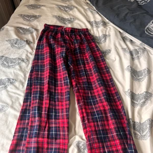 Pyjamas byxor - Dem e för små så jag tänkte sälja dem. Köpt från Gina  Storlek: 146-152  Säljer för: 120 + frakt 