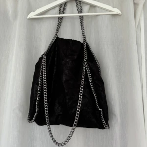Svart väska med kedja - Svart väska med kedja  