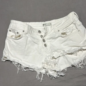 Vita jeans shorts  - Ett par JÄTTE SNYGGA vita jeans shorts från Gina trico storlek 36 
