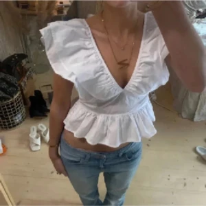 Vitt topp🥰 - Världens finaste topp!! Aldrig använt utan bara tagit bort lappen så toppskick!! Kan gå ner i pris vid snabb affär🥰🥰