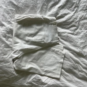 Vita jeans  - Snygga vita raka jeans med fin detalj på bakfickan!!