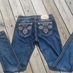 Miss Me  - Miss Me jeans knappt använda för de är för stora för mig. Pris går alltid att diskutera 💕