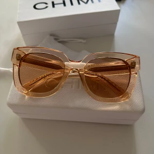 Transparenta glasögon från CHIMI - Ett par stilrena och moderna glasögon från CHIMI med transparenta bågar i en ljus orange/rosa färg! Helt oanvända och kommer med alla tillbehör! Modellen 08, och därav den största modellen!❤️