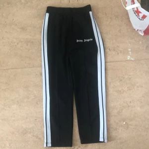 Palm Angels Byxor - Säljer mina Palm Angels byxor som jag köpt och använt bara 2-3 gånger kan gå ner i pris vid snabb affär Minsta lilla fråga komm pv!