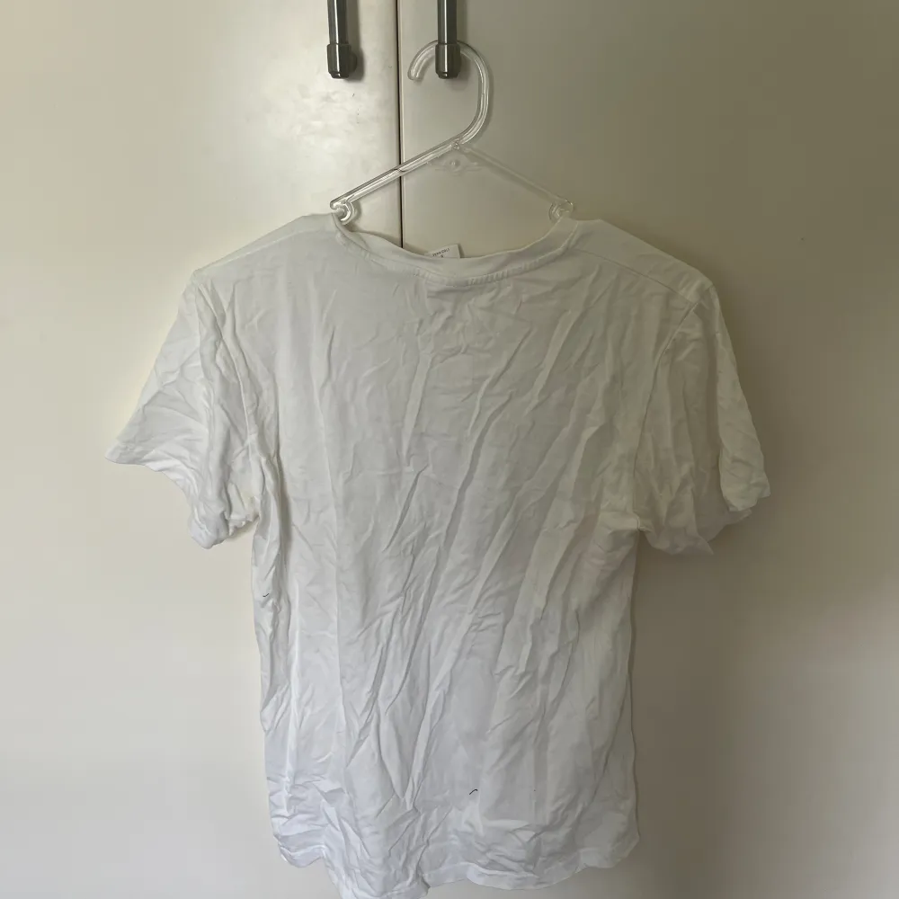 Äkta moncler T-shirt med lite slitet märke . T-paidat.