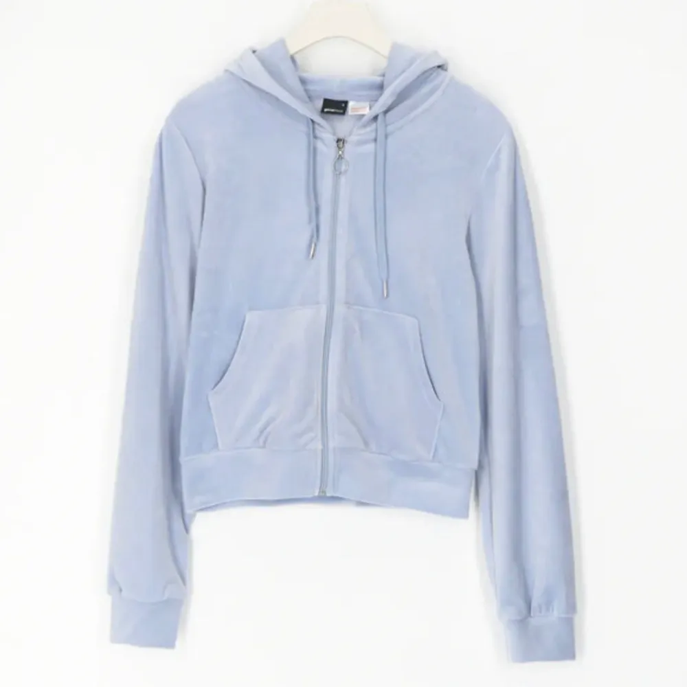 Mycket fint velour set från Gina tricot i str xxs💓 används 2-3 ggr då byxorna var för långa. Byxorna för 110kr, hoodien för 90kr eller båda för 180kr🙏🏻. Farkut & Housut.