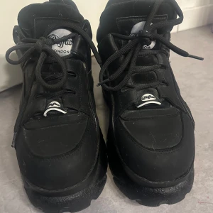 Buffalo London skor  - Buffaloes strl 42, passar mer som en strl 43! säljer då de är för stora för mig. OBS att sulan inuti fattas från skorna, därav priset, annars är de i toppenskick :) nypris är ca 1800kr, materialet är läder.