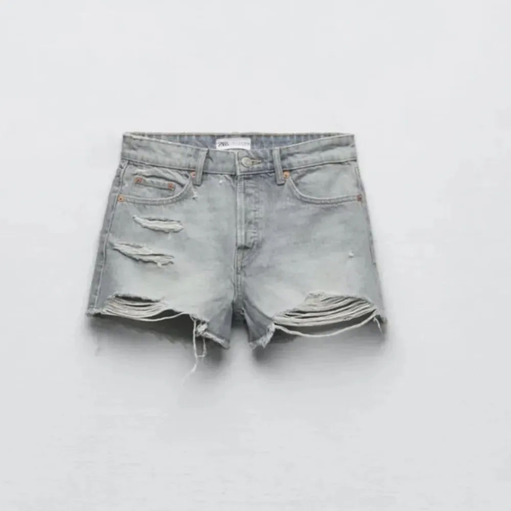 Säljer dessa populära och slutsålda gråa lowwaist shorts från Zara! Kommer ej till användning och darför säljer jag dom. De är ganska små i storleken, 38 passar mig som ofta har xs-s. Shorts.