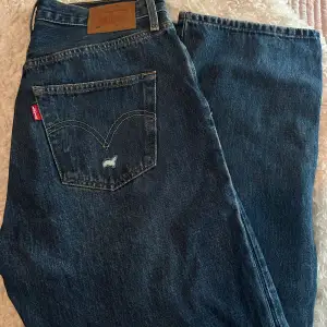 Levis 501 med sliten design 