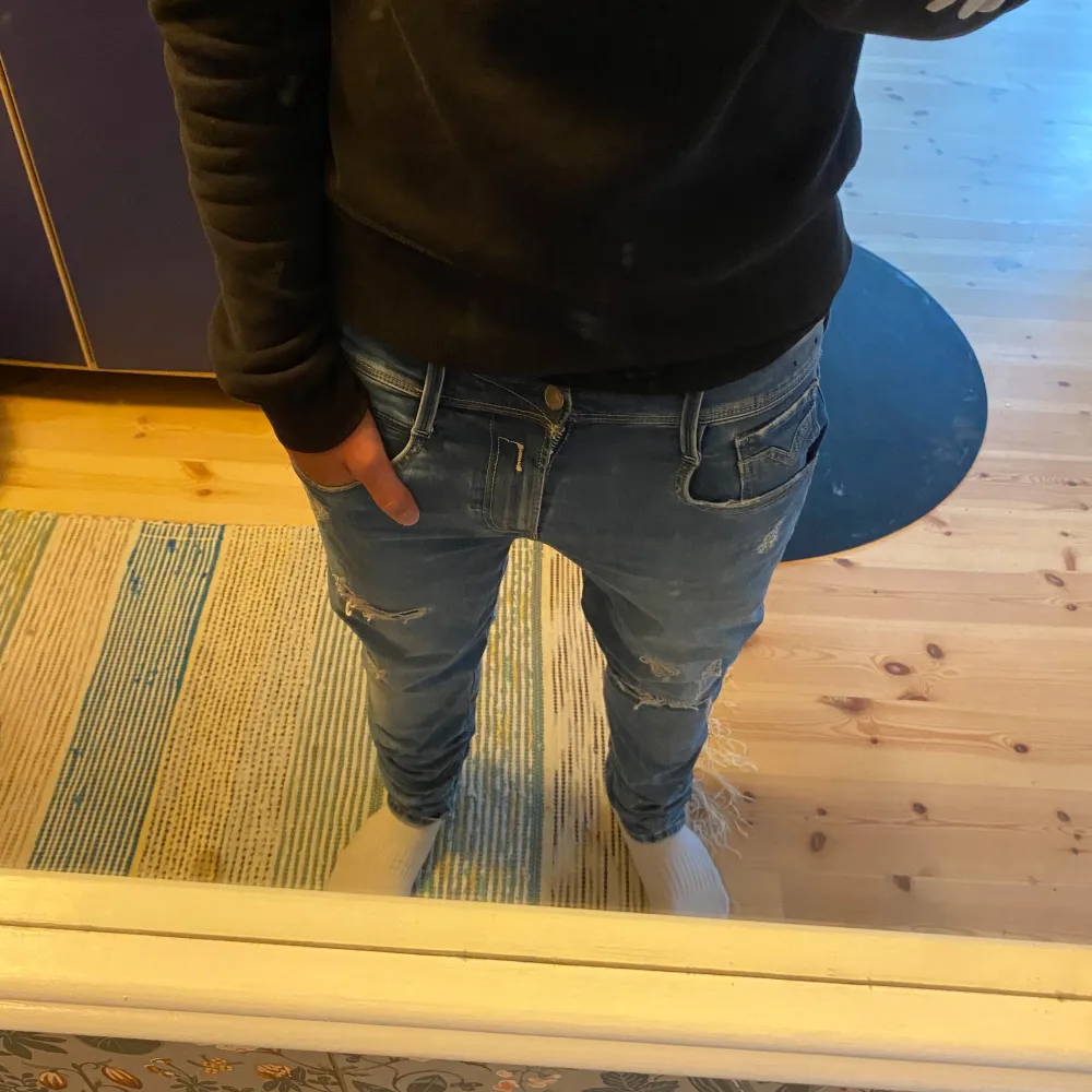 Sparsamt använda jeans. Finns liten fläck som knappt syns. Skriv för o få bild på fläcken eller vid andra funderingar . Jeans & Byxor.