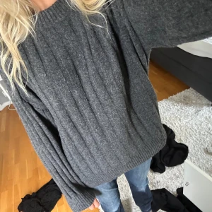 Stickad tröja - Bra skick och mjuk i materialet 