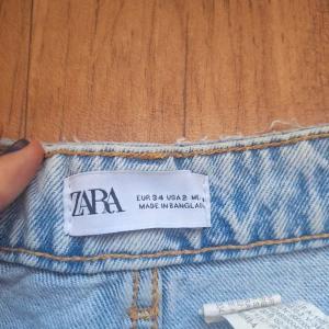 Zara jeansshorts  - I väldigt bra skick, i storlek 34 men passar även 36 🩷