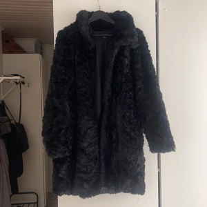 Päls jacka  - En päls jacka från Lindex i storlek M. Fint skick och varm och skön till vintern. 