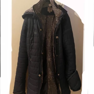 rid kappa - marinblå rid kappa från uhip. fint skick och inga defekter. nytt pris - 1595kr