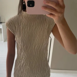 As cool tröja  - Tröja ifrån zara, faller snyggt och lätt att matcha till🥰🥰🥰