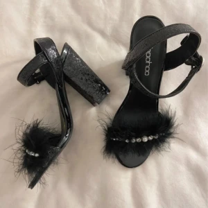 Söta klackar   - Jättesöta klackar från Boohoo som är använda en gång. Storlek 38, normala i storleken🪩🖤 