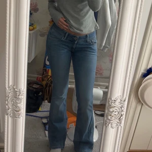Lowwaist pepe jeans - Säljer mina lågmidjade och bootcut pepe jeans nu i perfekt skick!❤️ har använt 1 gång och dom är stretchiga i matrialet🫶🏻 Köpte för 1075kr Jag är 1,61 för referens  Använd gärna knappen ”köp”