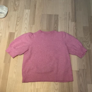 Fin stickad T-shirt  - Tröjan är lite nottrig och har en liten blå fläck på tröjan annars väldigt bra skick säljer pg använder inte 