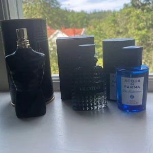3 st olika parfymer - Säljer valentino green, jean paul Gaultier parfum och Acqua du parma i ett bundle alla tillsammans kostar i nypris 2300. I Jean paul Gaultier är det 40 ml kvar. Valentino är det 40 ml kvar.  och i Acqua di Parma är det 75 ml.   OBS JPG ÄR SÅLD
