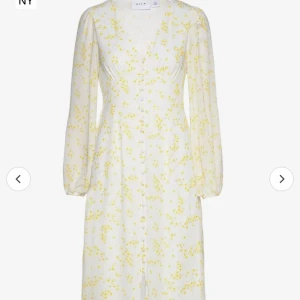 Sommarklänning - Supersöt adoore-liknande klänning med små blommor på! Endast använd en gång 🤩 Storlek 38 men passar också 36!