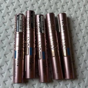 Maybelline sky high maskara oanvända - Köpte många när jag var i usa och har inte användning av så många därför säljer jag dem. Vattenfasta. Oanvända! Oöppnade. Köpta för 10 dollar (=110kr) säljer för 69kr!
