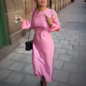 Rosa Klänning  - Fin medel lång slutsåld  klänning från Gina Tricot. Lånade bilder från saga stq då det är exakt samma klänning.  Inköpt för 600kr, använd en gång!  Storlek xs