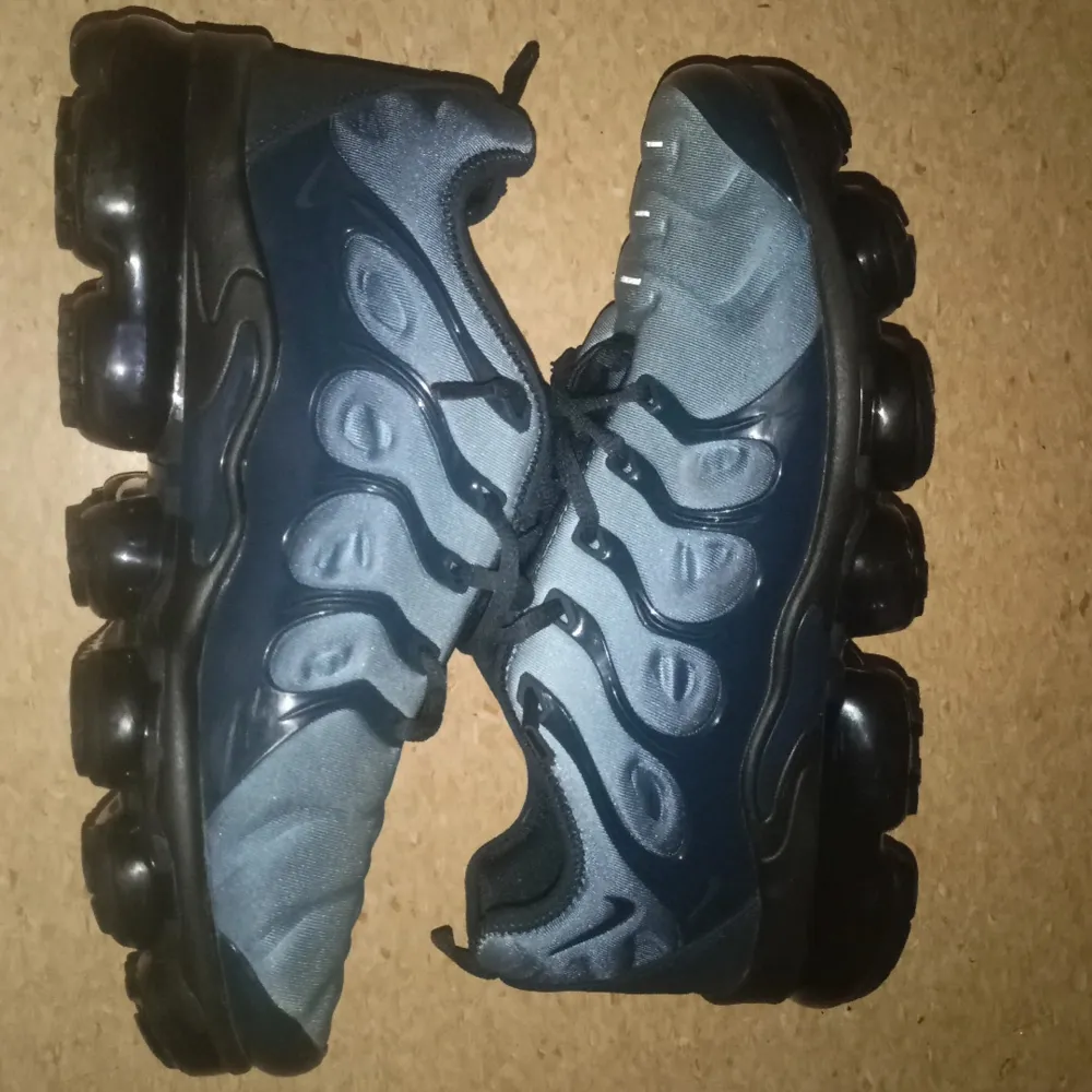 Säljer nu ett par feta vapormax plus💯 Ingen bubbla är poppad och de finns ingen skada, förrutom att de  finns pytte lite repor vid sulan men de är inga problem👍👍 priset är inte hugget i sten🪨🪓 Om du har en fråga, hör av dig!! Mvh, Adrian😊. Skor.