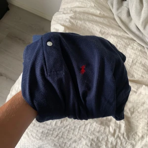 Ralph Lauren Piké - Riktigt Schysst Ralph Lauren pike perfekt för Sommaren  Vid snabb affär kan man få två (ena svart) för billigare pris Priset kan diskuteras ❕ Jag på bilden är 176, 72 pannor