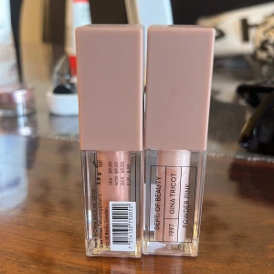 Två läppglans - Nya men har bara öppnat dem. Nypris tillsammans är 180kr. Säljer då jag inte har någon användning. Köparen står för frakten ❤️