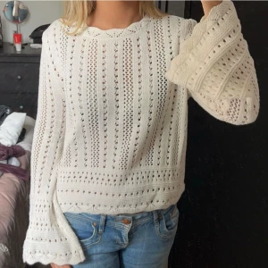 Vit stickad tröja - Vit stickad tröja ifrån h&m, den är i en lite beige vit färg