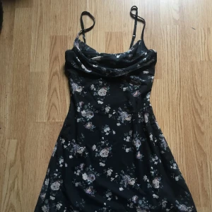 Blommig Sommarklänning xs/34 - Sommarklänning från Shein Aldrig använd, lappen sitter fortfarande på
