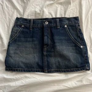 Jeans kjol  - snyggaste jeanskjolen från crocker, aldrig använd men har haft den ett tag. Sliten lapp (se bild 3) men annars fläckfri. Midjemåttet är 36 tvärsöver 🤗