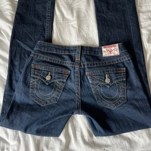 True religion jeans - Lågmidjade bootcut true religion jeans i modellen Billy. Storlek 26💗 Lite slitna längst ner på benen (se sista bilden) men syns knappt när man har på sig dem. Inga övriga defekter😊 Pris är förhandlingsbart