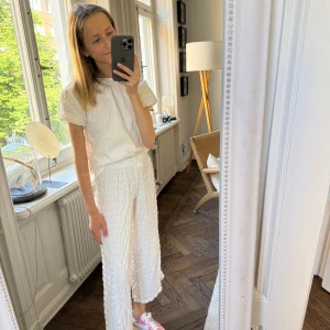 Sommarbyxor från Zara - Storlek 9-10 men extremt vida och stora. Ser ut som på bild på mig som är 1.60. Aldrig använda