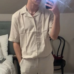 Kortärmad Skjorta - Skitsnygg kortärmad skjorta som är perfekt för sommaren. Sval sommarskjorta som är riktigt skön.  Skjortan är från Only & Sons i strl S passar både S och XS. 100% viskos 10/10 skick. Kan mötas upp i ronneby/karlskrona, skriv meddelande isåfall.