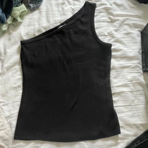 One shoulder topp - Svart one shoulder topp från Hm💓Jättefint skick. 