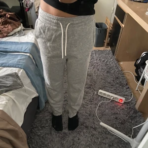 Mjukisbyxor - Klippta längst ner vid byxorna