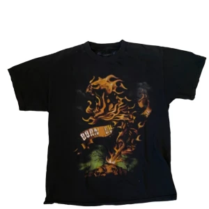 Y2K Tee - 🚨Svart tee med en fet y2k type print🚨condition 9/10🚨dma för mer info🚨M/L🚨  #affliction#baggy#jessepinkman#y2k