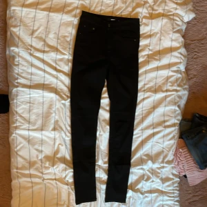 Jeans - Svarta skinny jeans från bikbok. Ny skick