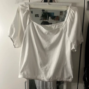 Vit top - Vet inte vart den är ifrån eller storleken men tror det är L, ganska stor i storleken! men det är en jätte skön silkig typ material!🤍