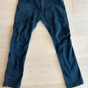Dondup Jeans - Ett par mörkblåa dondup jeans i storlek 31
