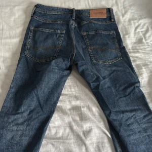 Jack and Jones jeans - Ett par riktigt snygga och fräscha jeans från Jack and Jones. Passformen är Tapered/ Mike. De är inte använda då de var förstora men jag tappade bort kvitto så skicket är 10/10 nypris 800 kr 