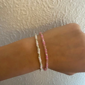 Pärlarmband - Säljer dessa två handgjorda pärlarmband. De är stretchiga i storleken 💗