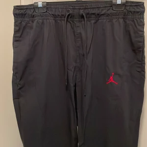Nike Jordan byxor - Snygga byxor från Nike Jordan i storlek M, passar även L. Sparsamt använda, skick 9/10. Inga synliga defekter.  Köpta för 749:- på Zalando  Skriv vid minsta fundering.  Pris kan diskuteras! 